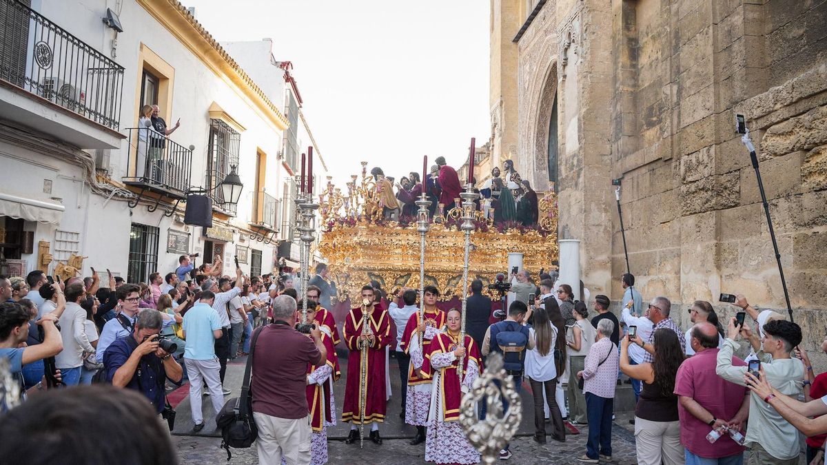 El regreso de la Hermandad de la Cena tras el Vía Crucis Magno