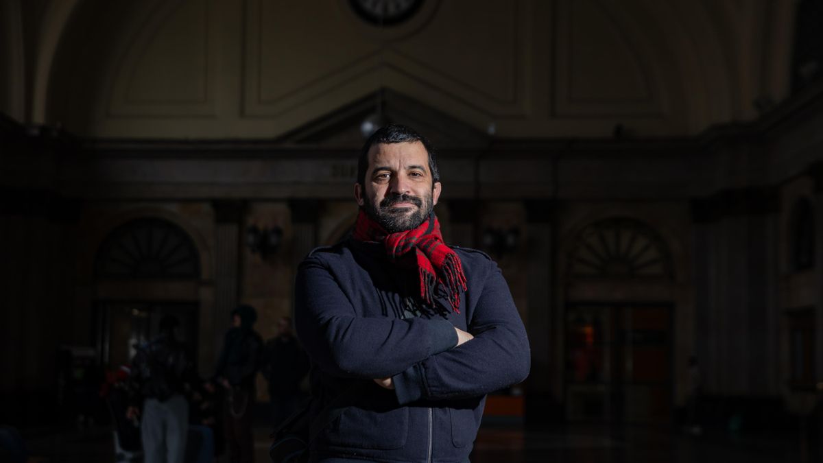 Joan Carles Salmerón, experto en ferrocarriles, en la estación de França de Barcelona
