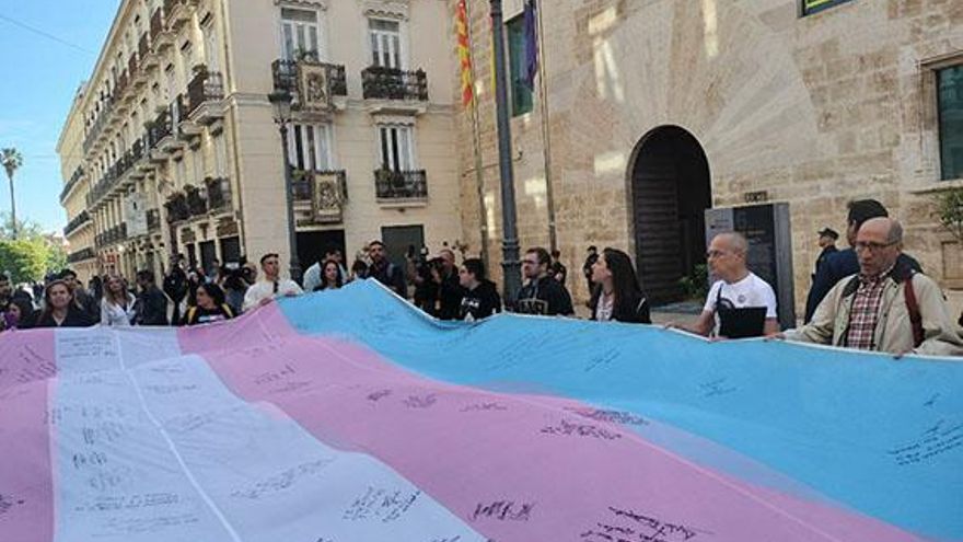 Lambda alerta de un futuro incierto para el archivo LGTBI y exige transparencia a la Generalitat tras asumir la gestión