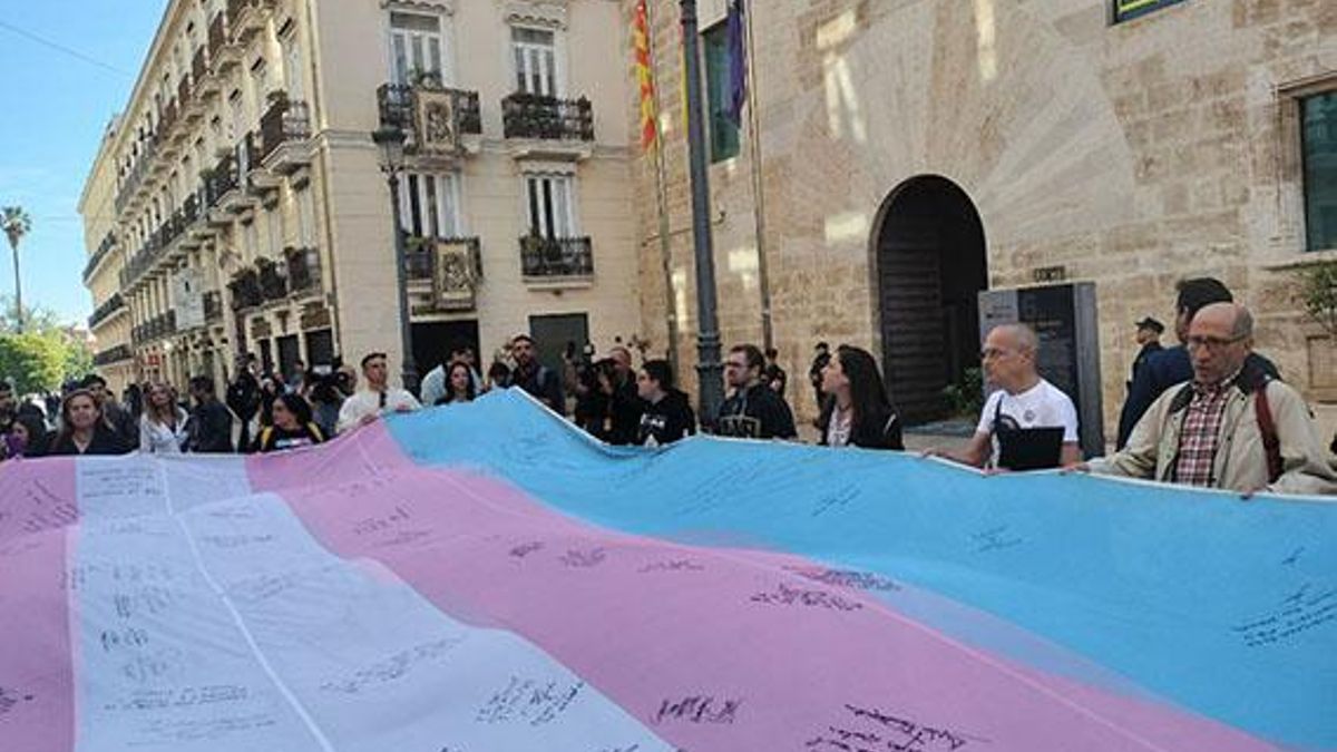 Lambda alerta d’un futur incert per a l’arxiu LGTBI i exigeix transparència a la Generalitat després d’assumir la gestió
