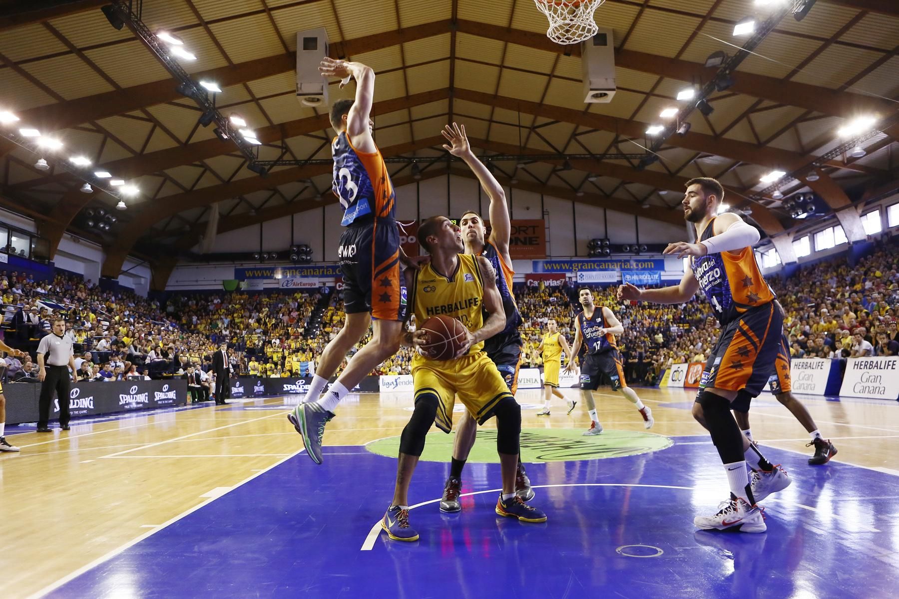 Nacho Martín rodeando por jugadores levantinos. ACB Photo/M. Henríquez