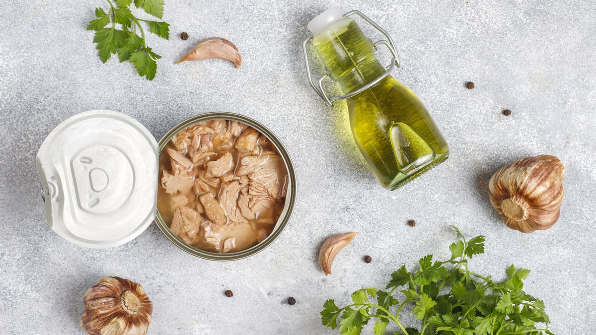 Según la Academia Española de Nutrición y Dietética, una lata de atún es una excelente fuente de proteínas y es un pescado graso que proporciona ácidos grasos poliinsaturados omega-3