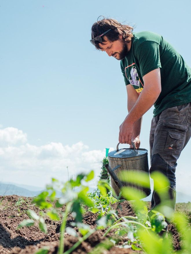 Toné Garcés trabajando en el campo