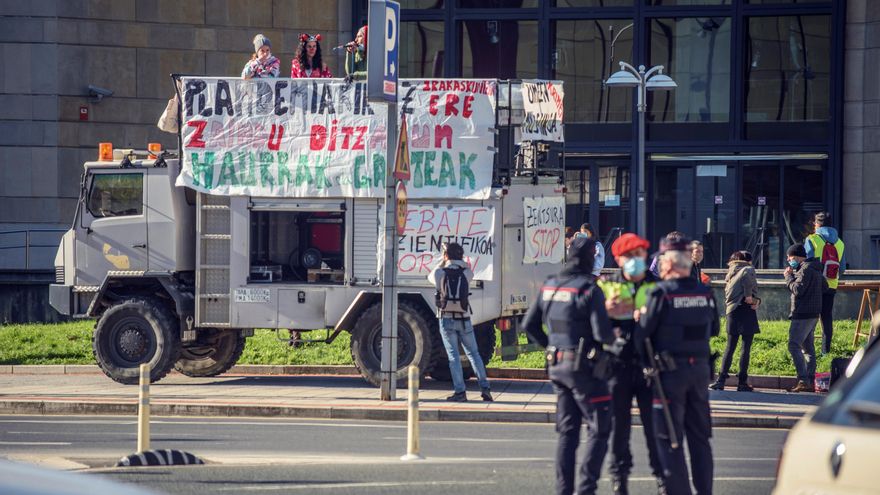 Un arrestado en una marcha "contra la versión oficial" del covid en Bilbao