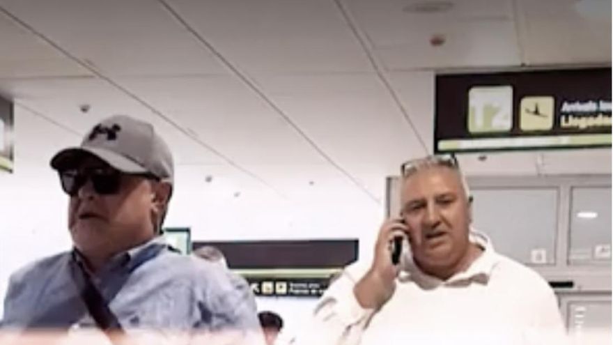 El Mediador, a la izquierda, a su llegada a Barajas el pasado 21 de marzo, en compañía del empresario tinerfeño Jorge Suárez, a la derecha.