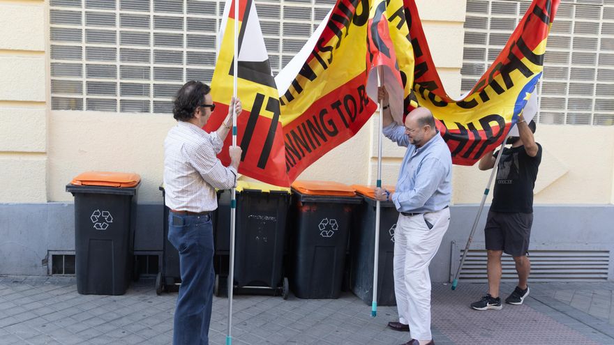 Varios hombres sujetan una pancarta contra el presidente del Gobierno en el colegio de Nuestra Señora del Buen Consejo, a 9 de junio de 2024, en Madrid (España)
