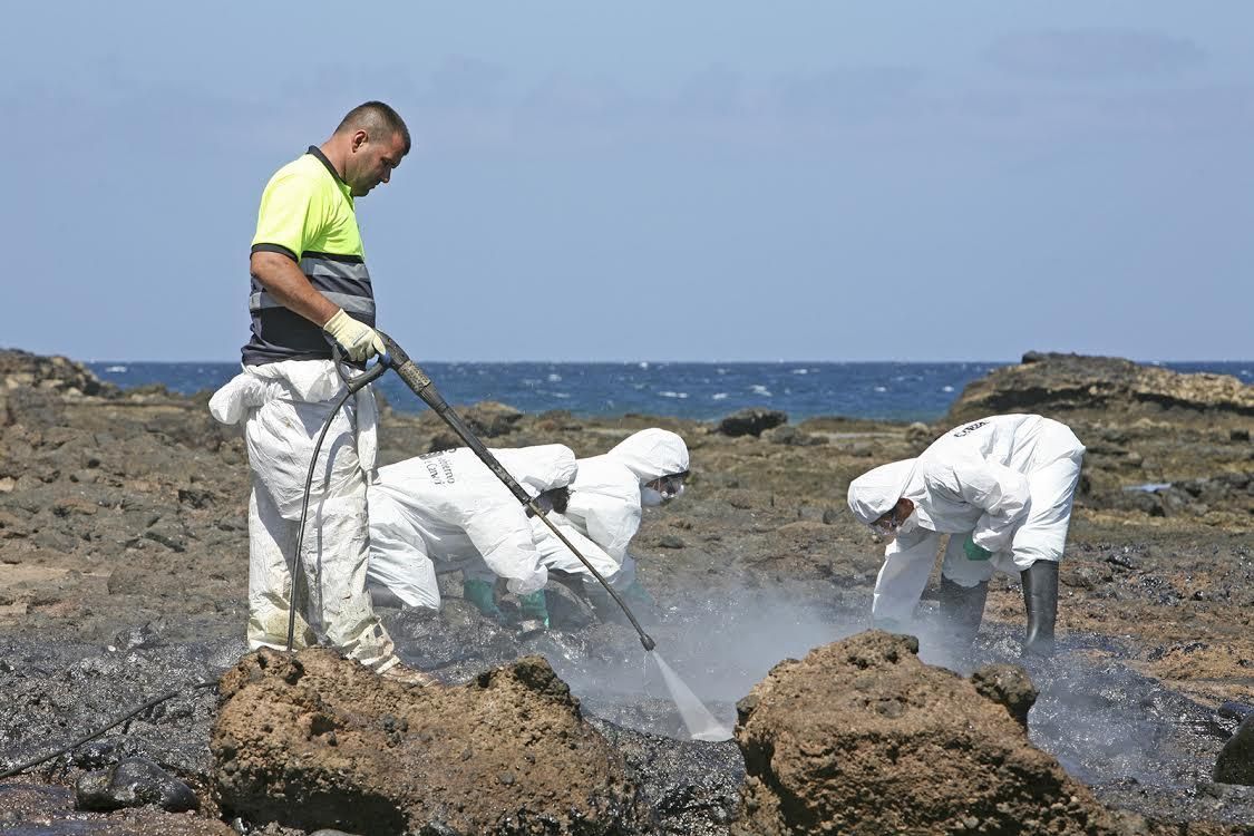 Trabajos de limpieza del vertido de fuel en la playa de Arinaga. (ALEJANDRO RAMOS)