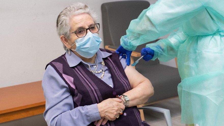 Nieves Cabo, de 82 años y usuaria de la residencia Porta do Camiño de Santiago, recibe la segunda dosis de la vacuna de Pfizer