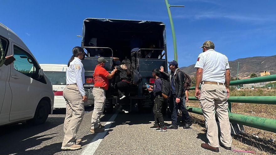 Agentes hallan 139 migrantes en caja de tráiler en norte de México