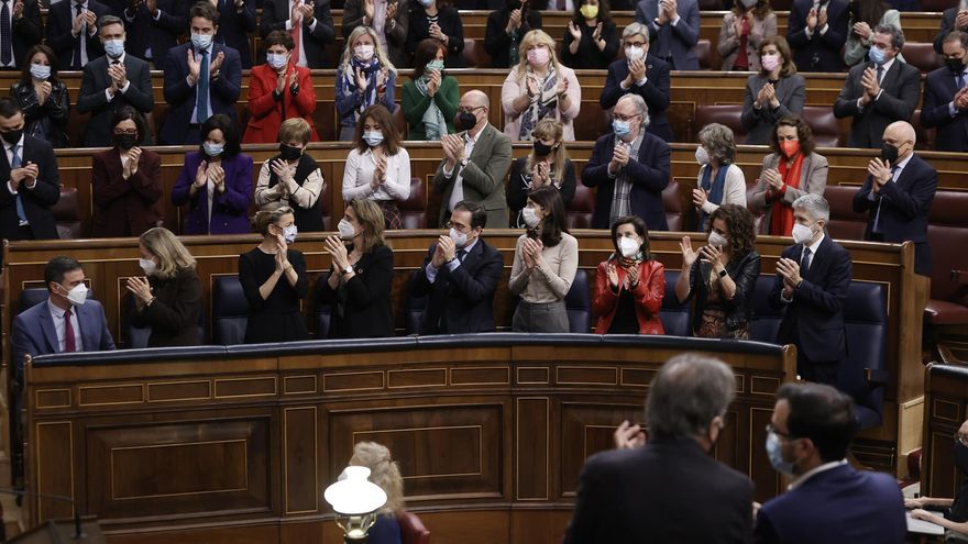 El presidente del Gobierno, Pedro Sánchez (i) recibe los aplausos de la bancada socialista durante la sesión plenaria en el Congreso este miércoles.