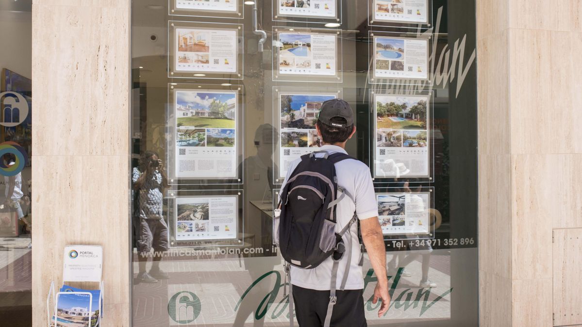 Imagen de archivo de una inmobiliaria con carteles de venta de viviendas. EFE/ David Arquimbau Sintes