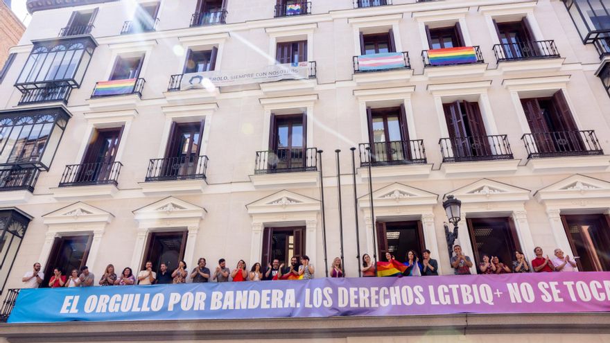 El TSJM anula la retirada de banderas LGTBI en los balcones de la oposición en un edificio del Ayuntamiento de Madrid