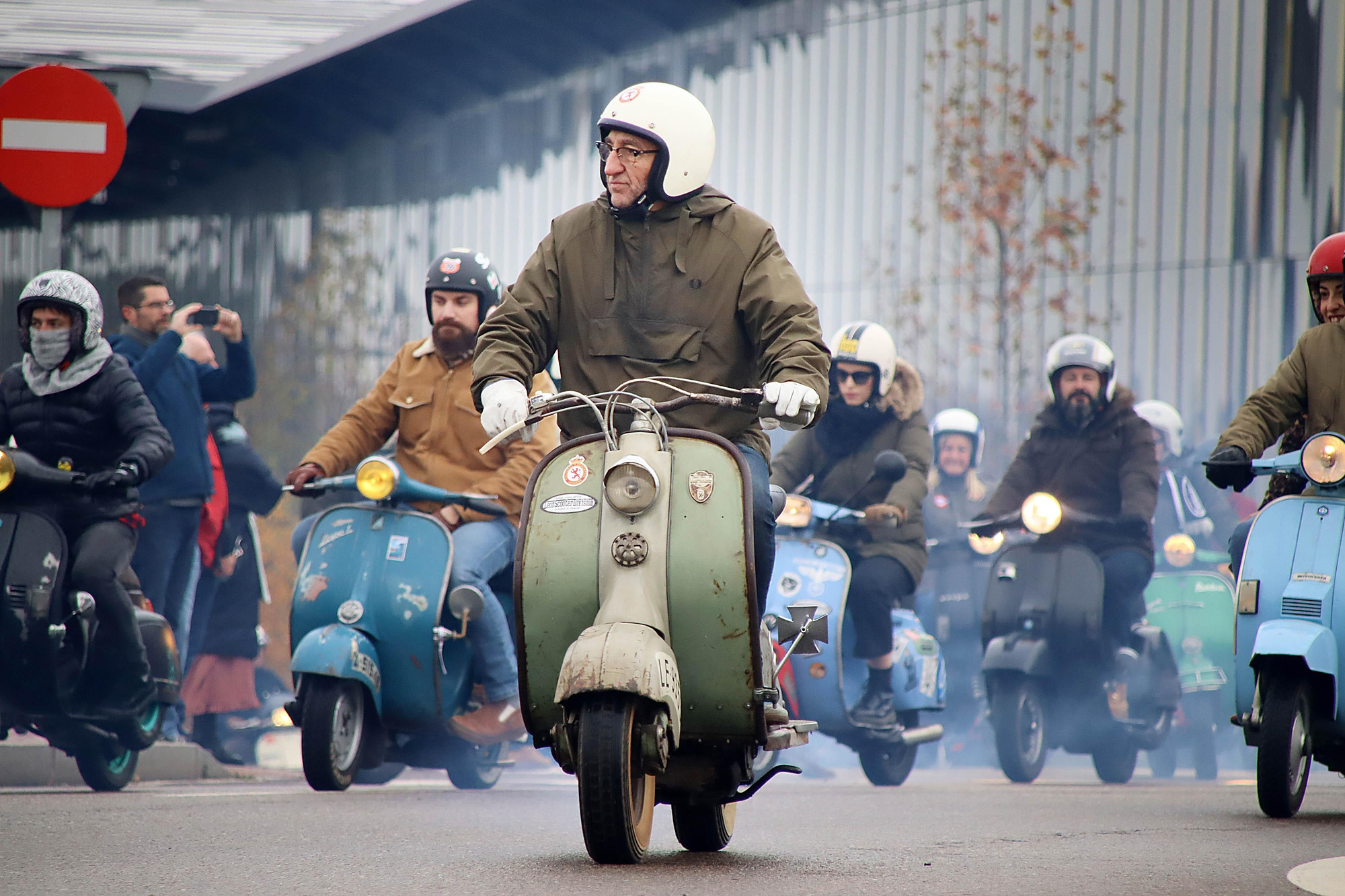 Las 'scooter' transportan a León a otros tiempos sobre dos ruedas