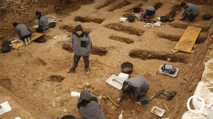 La visita a los trabajos de exhumación en las fosas de La Salud, en imágenes
