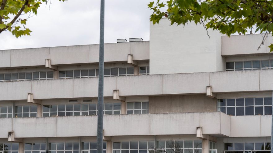 Archivo - Fachada del centro habilitado para la acogida de menores extranjeros no acompañados de La Cantueña