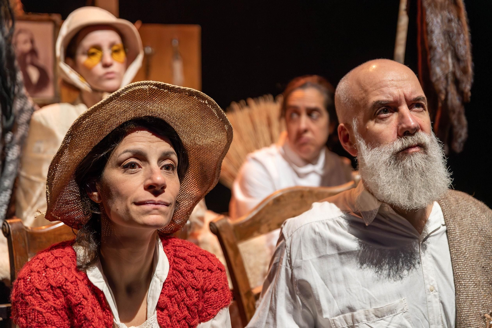El Baqueano (Juan Anun) en el sulky alentando a la yegua Clarita. A su lado, Tránsito (Malala González). Atrás, la pateontóloga Catalina Raucsh (Cecilia De Paoli) y la maestra Marta (Alejandra Oteiza).