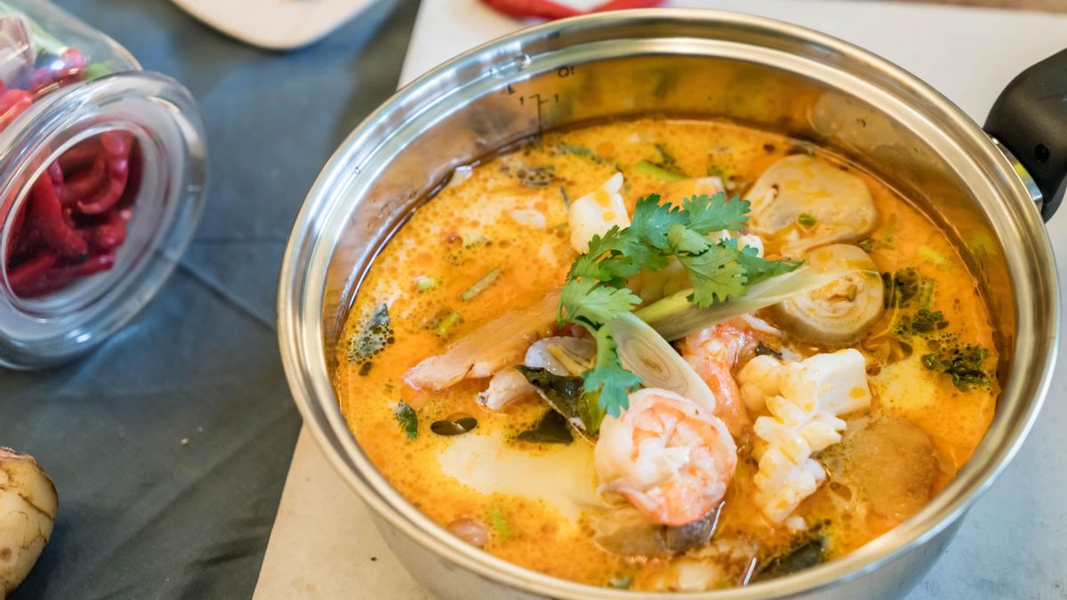 Si preparas el caldo de pescado casero, luego puedes conservarlo en la nevera unos días o en el congelador durante varios meses