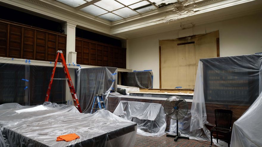 Aspecto de la sala de lectura de la biblioteca, donde se pueden apreciar los efectos de las goteras