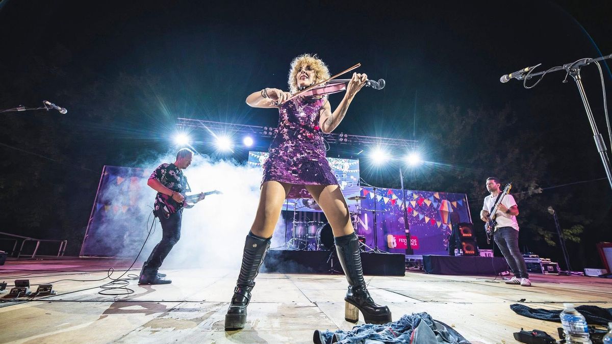 La violinista Judith Mateo durante una de sus giras