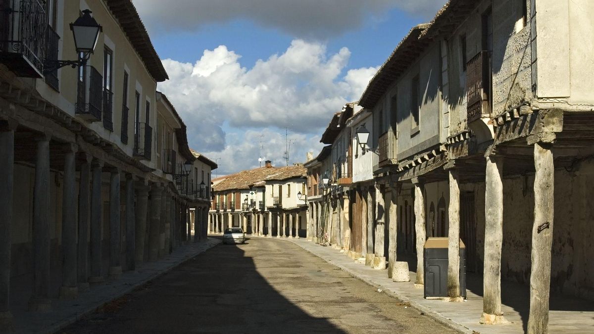 La curiosa razón por la que este pequeño pueblo tiene calles porticadas, con troncos o columnas en pie desde el siglo XVII