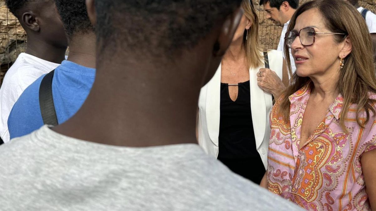 La Diputada del Común, Lola Padrón, en un centro de menores migrantes.