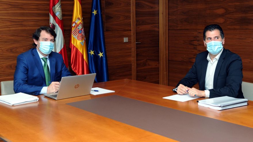 El presidente de Castilla y León, Alfonso Fernández Mañueco, durante una reunión con el secretario general del PSOE regional, Luis Tudanca.