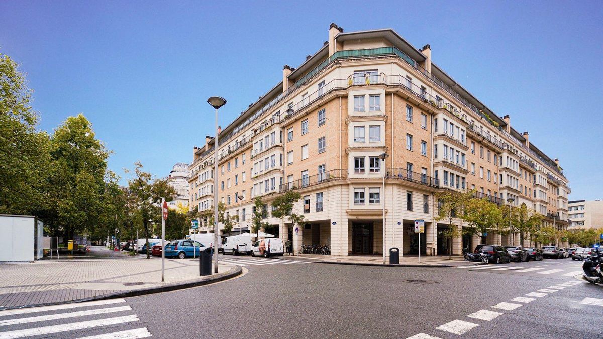 Los vecinos y Blackstone celebran que el Gobierno vasco adquiera las 510 casas de Benta Berri en Donostia