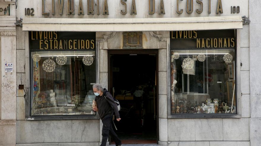 Un hombre con una mascarilla sale de la librería en la primera etapa de la desescalada tras el confinamiento por la epidemia de coronavirus en Lisboa, Portugal. | Foto: Pedro Fiuza/ZUMA Wire/dpa