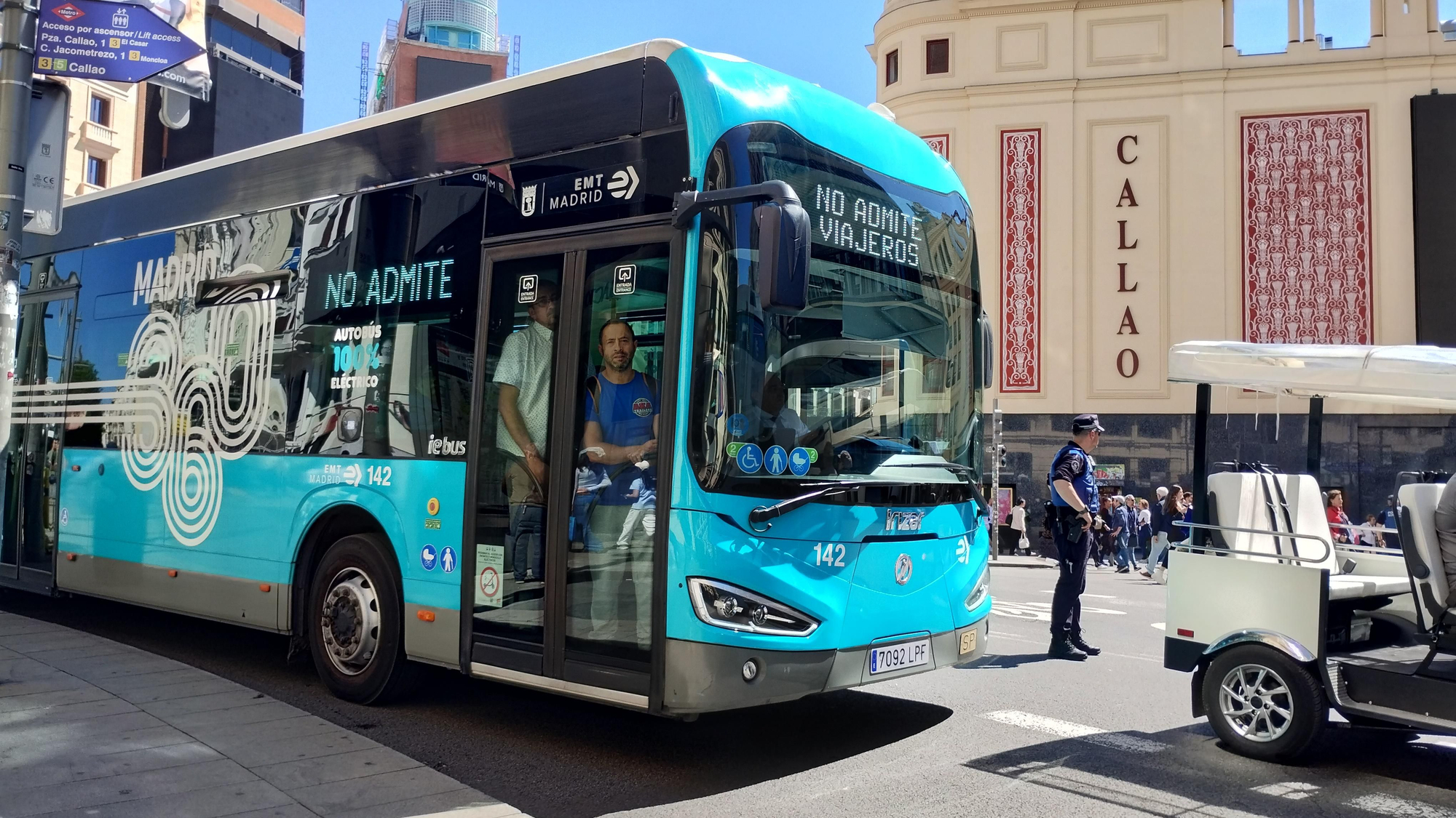 Bus municipal lleno de viajeros, a su paso por la Gran Vía de Madrid