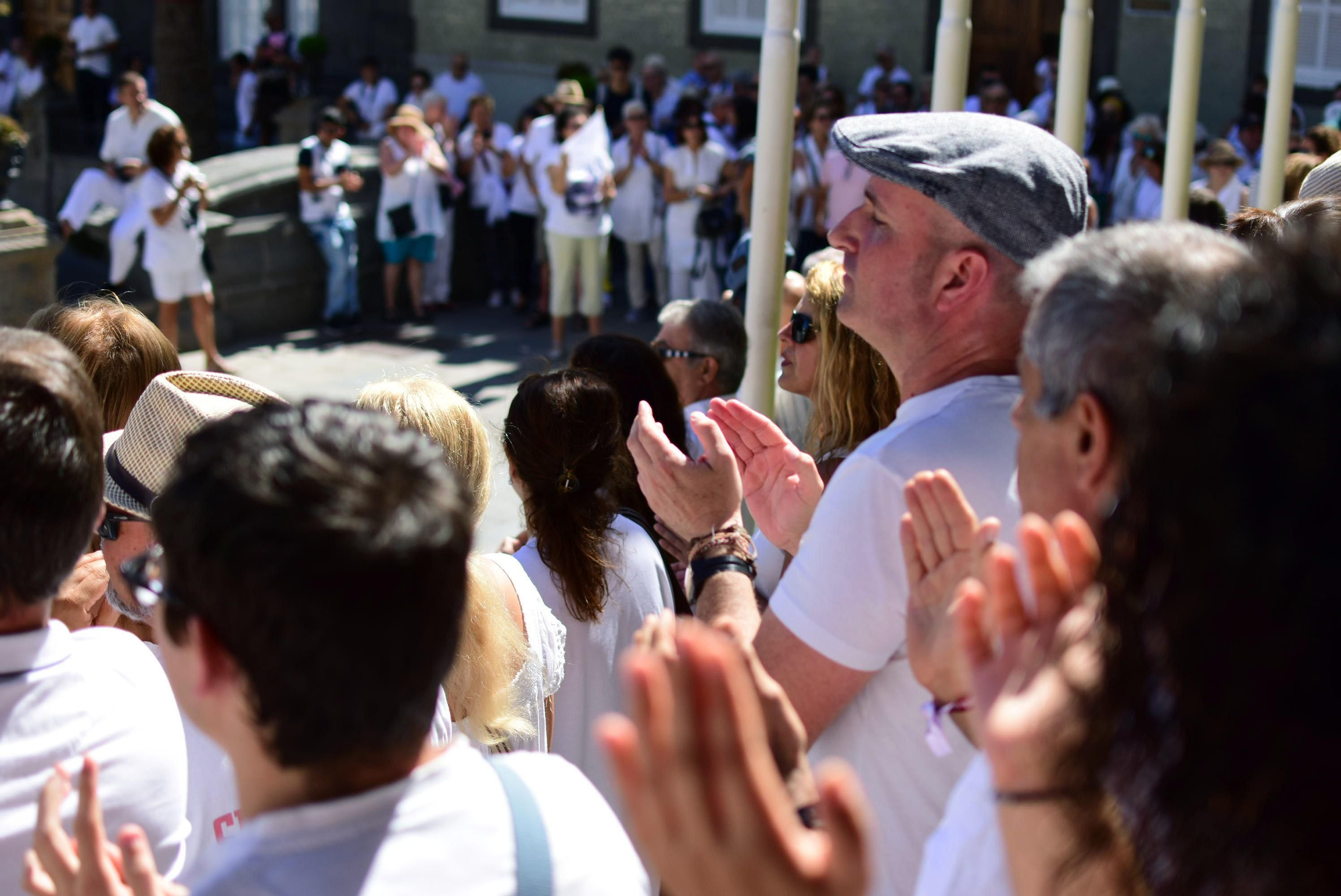 Asistentes a las concentración en Las Palmas de Gran Canaria para reclamar diálogo con Catalunya. (Sabina ortega).