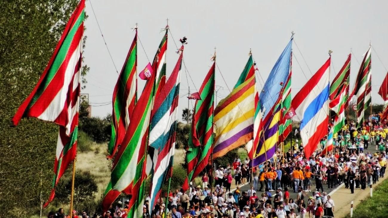 Desfile de pendones en la Romería de Castrotierra, pura identidad de los concejos leoneses.