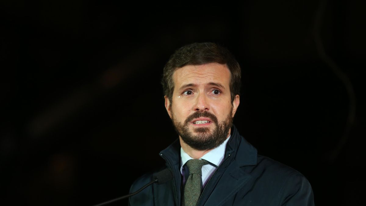 El presidente del Partido Popular, Pablo Casado, comparece en la ofrenda floral por el XXVII aniversario del asesinato por ETA de Gregorio Ordoñez, en los Jardines de Gregorio Ordóñez, a 24 de enero de 2022, en Madrid, (España). Gregorio Ordóñez, primer teniente de alcalde del Ayuntamiento de San Sebastián fue asesinado por ETA en 1995.