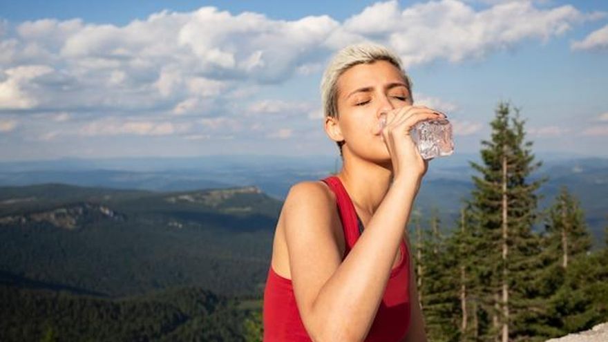 ¿Es mejor beber agua fría o a temperatura ambiente para combatir el calor?