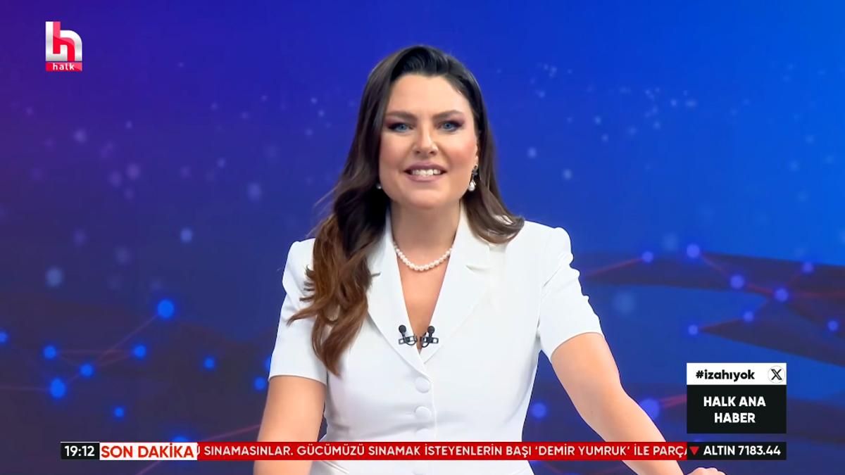 La presentadora Ece Üner lanza un mensaje en español desde el informativo de Turquía