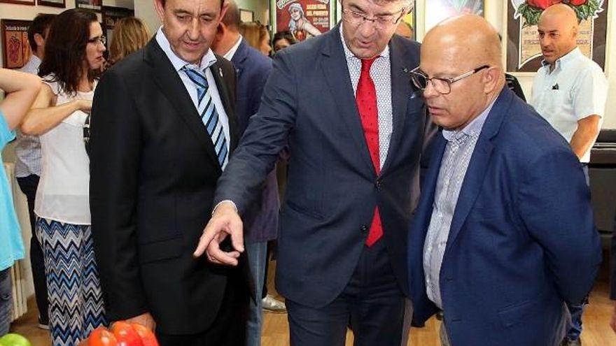 Antonio Lozano, alcalde de Fresno de la Vega, junto al presidente de la Diputación y el subdelegado del Gobierno. / Peio García / ICAL