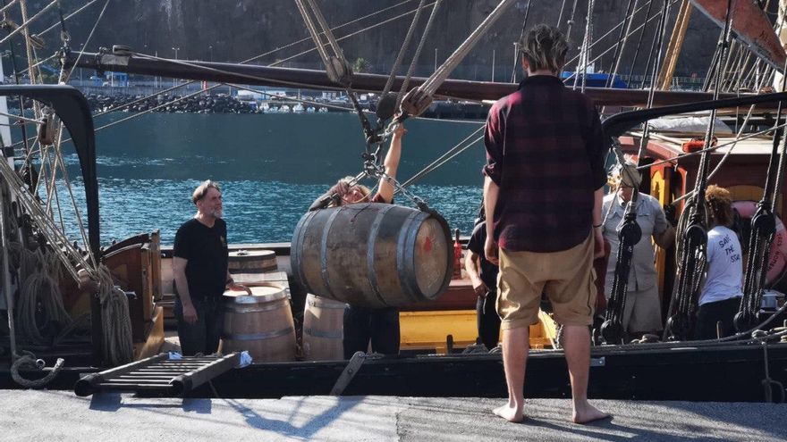 La tripulación del bergantín Tres Hombres desembarca la barrica de malvasía en Santa Cruz de La Palma.