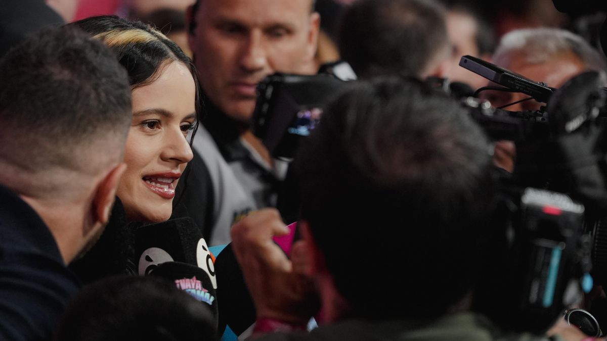Rosalía rodeada de periodistas