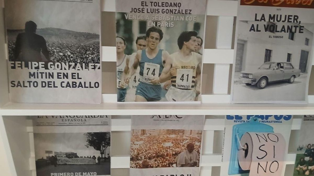 Recreación de un quiosco con periódicos toledanos que recogieron hitos importantes durante la transición democrática