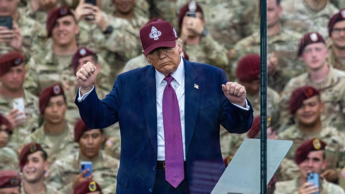 Donald Trump durante un discurso ante los militares de Fort Bragg en Carolina del Norte.