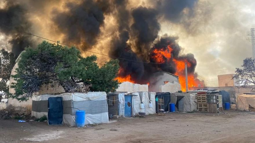 Jornaleros en chabolas de Almería: un incendio en Níjar vuelve a mostrar la "realidad vergonzosa" en la huerta de Europa