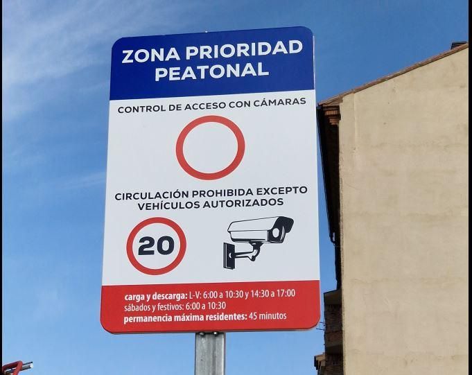 Cartel que indica la prioridad peatonal.