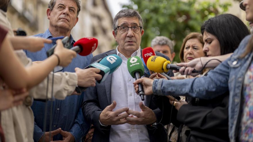 El secretario general del PSdeG, José Ramón Gómez Besteiro (i), y el portavoz del PSOE en el Congreso, Patxi López (c), este viernes en Ourense. EFE/Brais Lorenzo