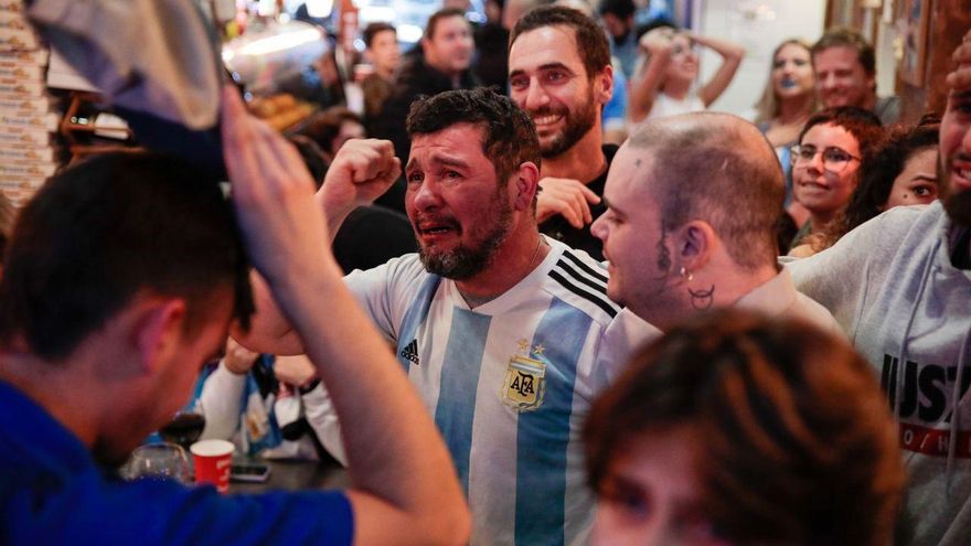 La victoria albiceleste convierte el Arco del Triunfo de Barcelona en el Obelisco: "Si no se sufre, no es Argentina"