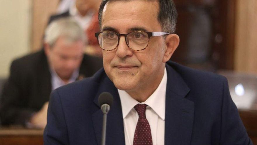 Serrano deja su acta de concejal y renuncia a sus cargos orgánicos del PSOE