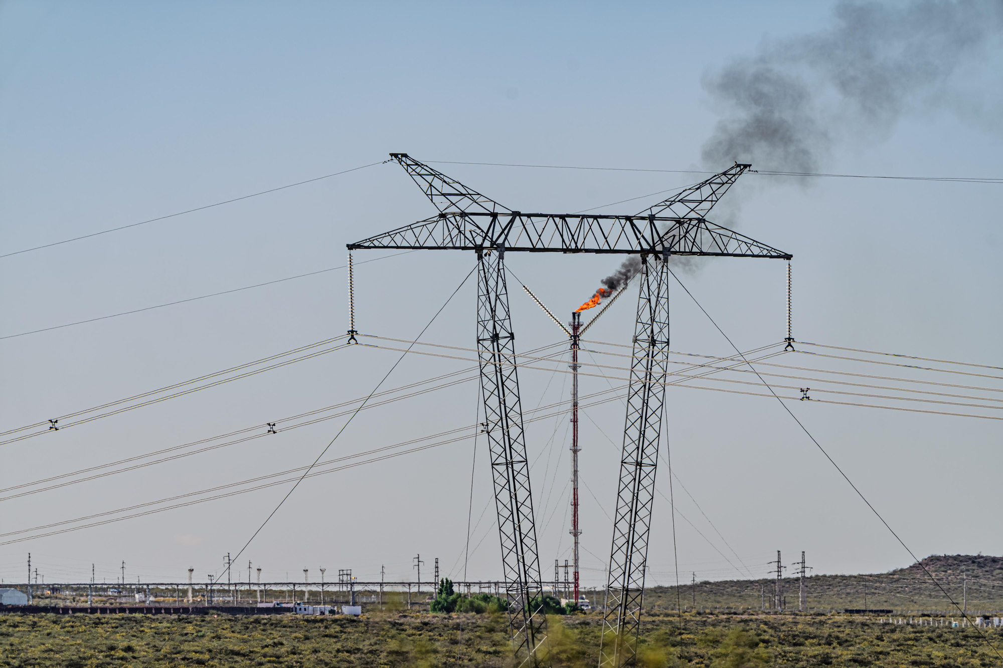 Planta de procesamiento de gas y linea de la termoeléctrica Río Neuquén. Loma La Lata, Neuquén.
