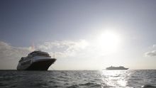 Vista del crucero Zandaam, este viernes en el litoral Pacífico de Panamá.