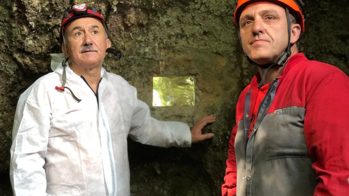 Pepe Álvarez y Mariano Carmona, representantes de UGT, junto a la placa.