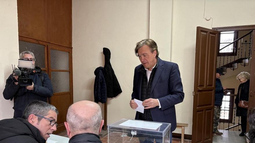 El candidato de Teruel Existe a la Presidencia de Aragón, Tomás Guitarte, vota en Navarrete del Río