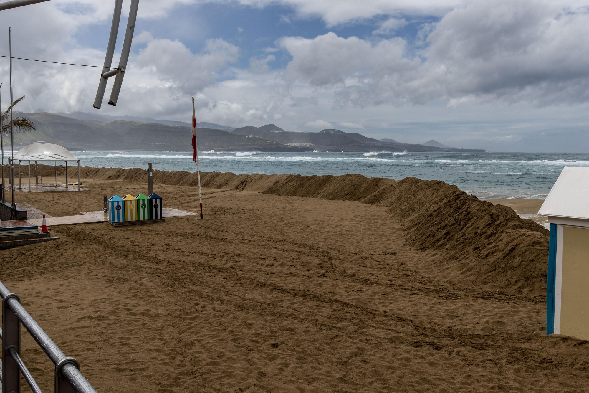Muro de arena en la playa de Las Canteras, en Las Palmas de Gran Canaria, para proteger el paseo del oleaje por la borrasca Therese.