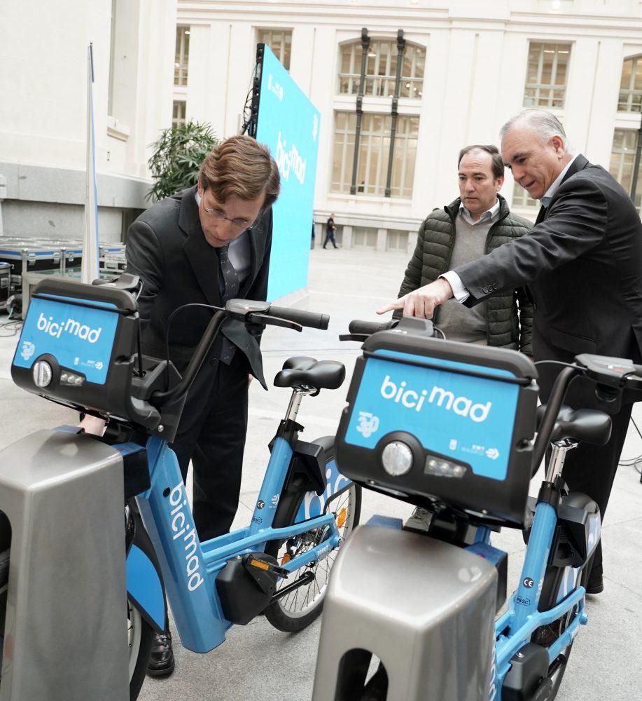 El alcalde de Madrid, desanclando una de las bicicletas